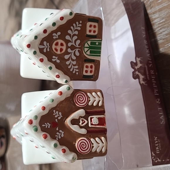 Gingerbread salt and pepper shakers - Picture 2 of 5
